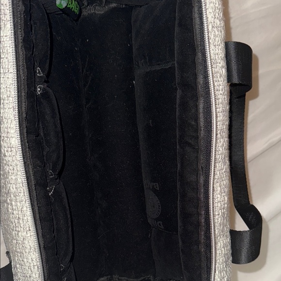 Gray Duffel Bag with Textured Fabric and Sturdy Straps - Picture 3 of 3